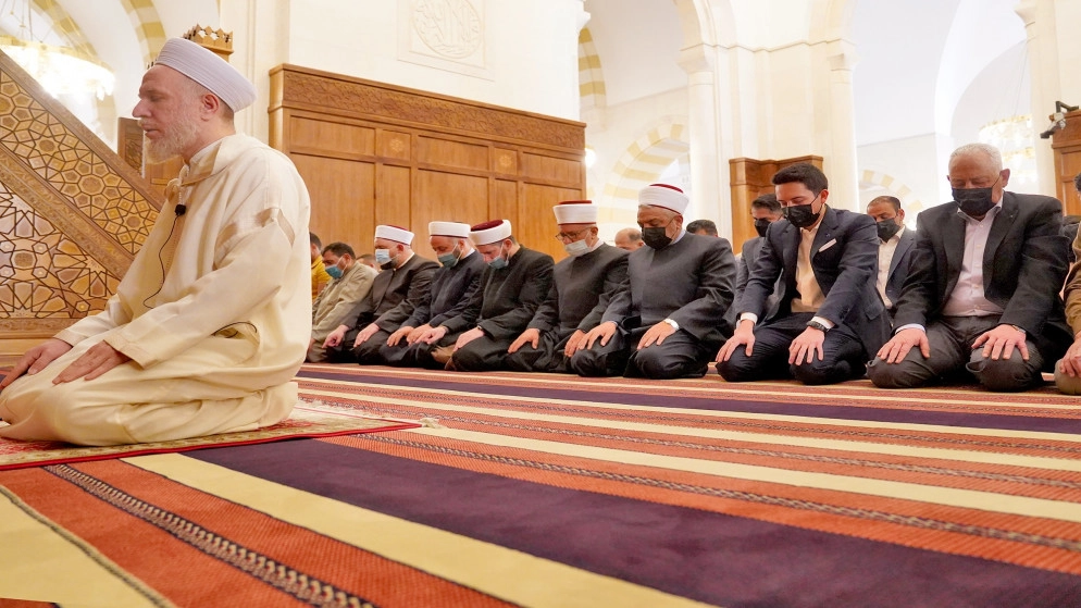 نائب الملك يشارك المصلين أداء صلاة الجمعة الثانية من شهر رمضان