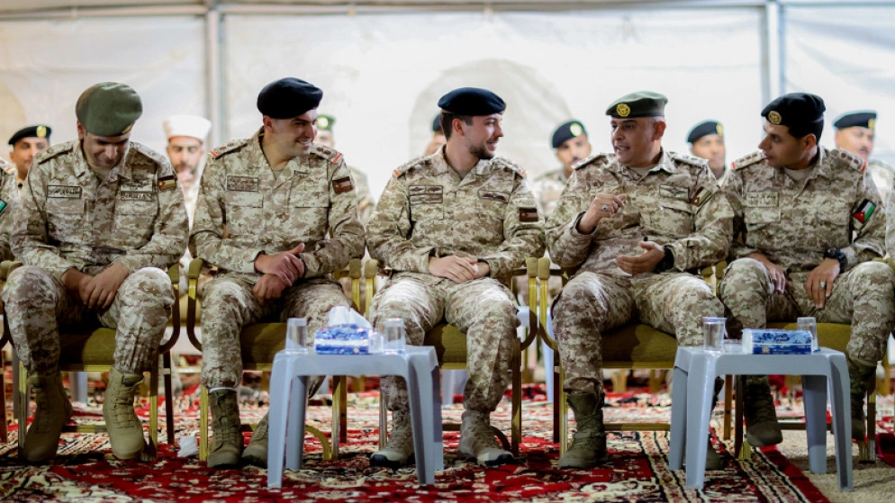 نائب الملك يشارك عددا من القادة المتقاعدين من كتيبة "أم الجيش" مأدبة الإفطار