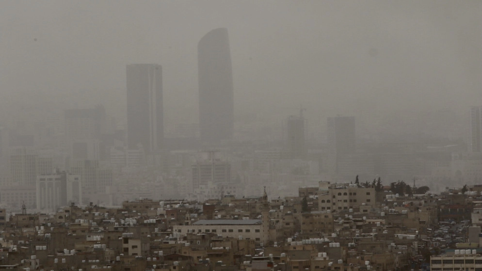 وزارة البيئة تحذر وتنصح بالتقيد بالكمامة وإغلاق النوافذ والأبواب بسبب الغبار