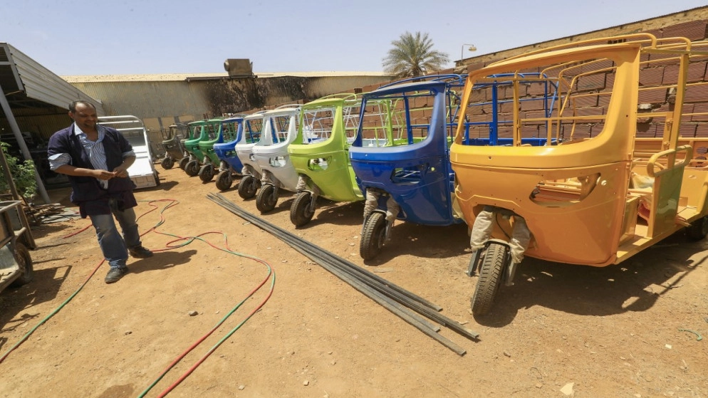 "توك توك" كهربائي ينافس العربات العاملة بالوقود في السودان
