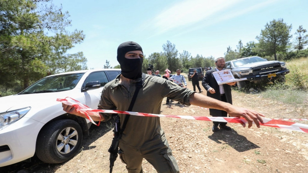 قوات الاحتلال الإسرائيلية تعتقل شخصين يشتبه بأنهما منفذا هجوم إلعاد