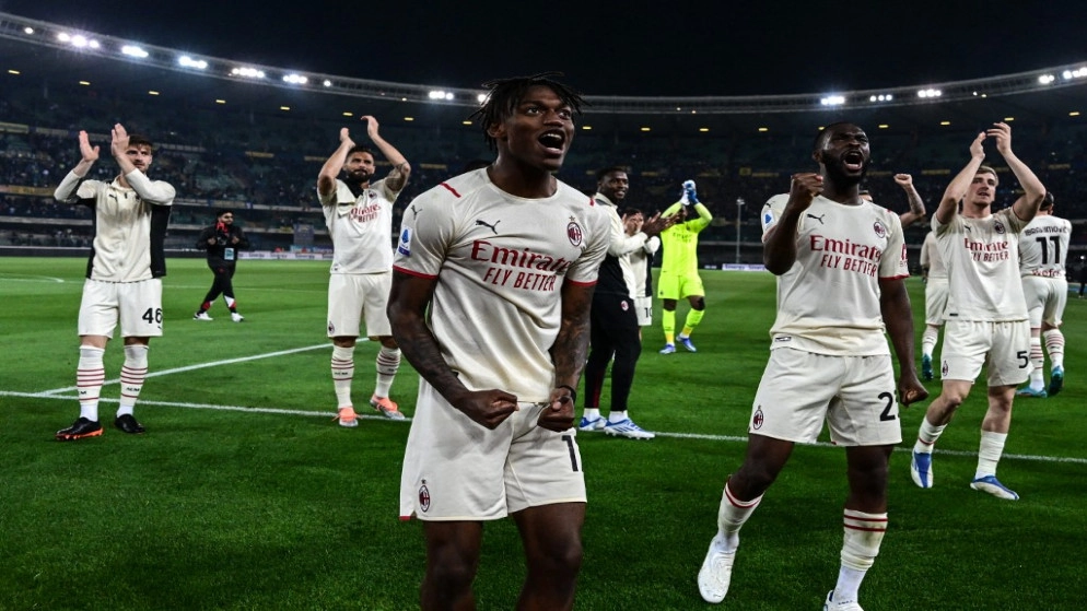 ميلان يستعيد صدارة الدوري الإيطالي بالفوز 3-1 على فيرونا