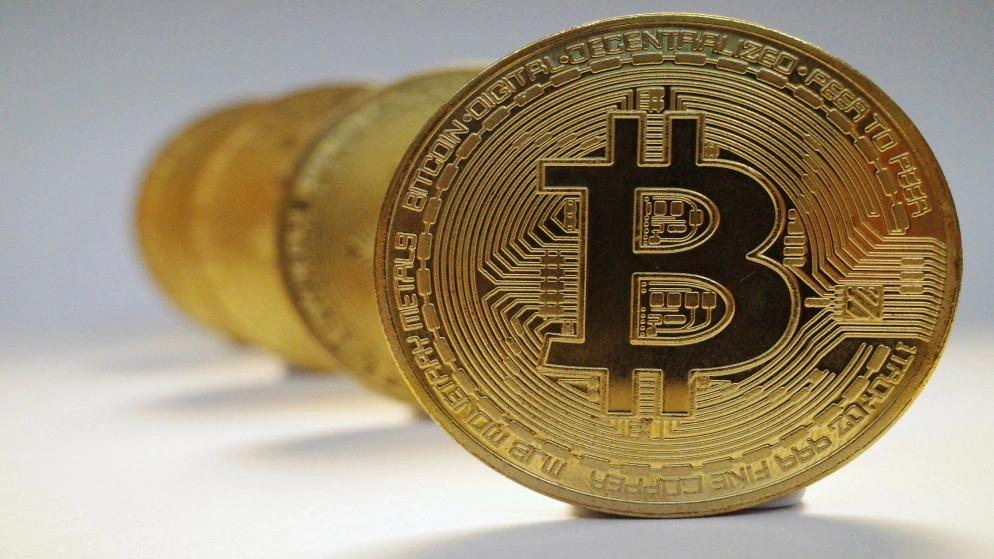 عملة بتكوين تستأنف الهبوط وتتراجع 2%