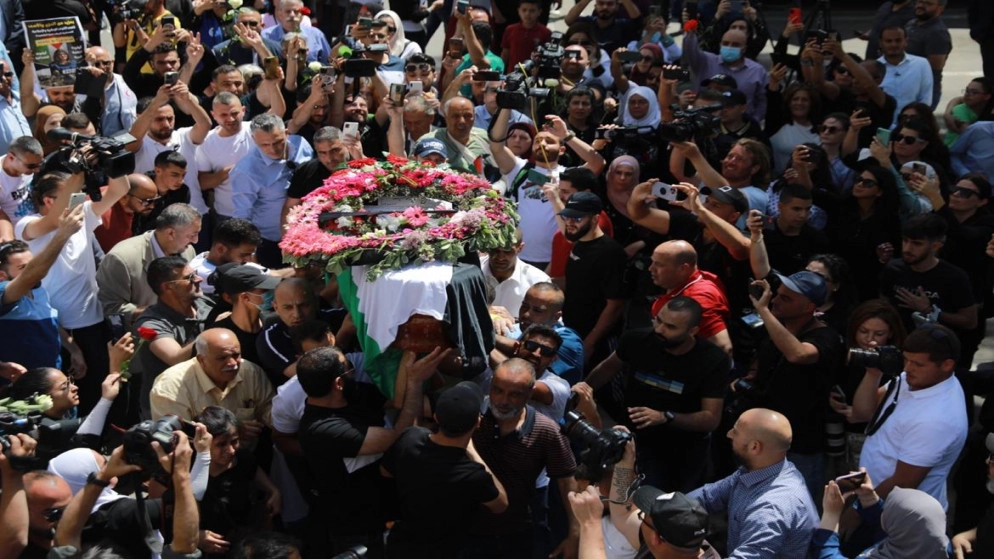 جثمان شيرين يستقر في القدس بعد مضايقات إسرائيلية لموكب التشييع