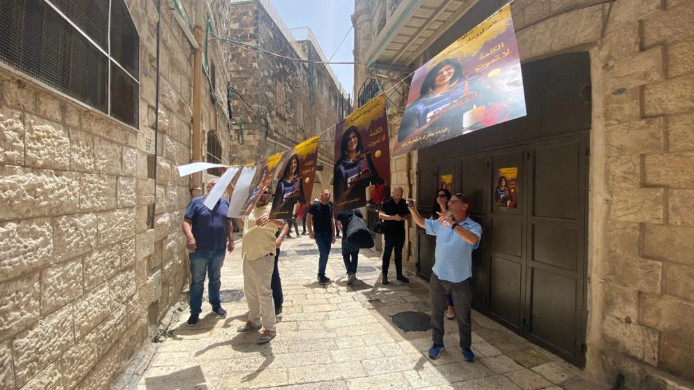 الاحتلال الإسرائيلي يمنع تعليق صور للشهيدة أبو عاقلة ورفع علم فلسطين في جنازتها