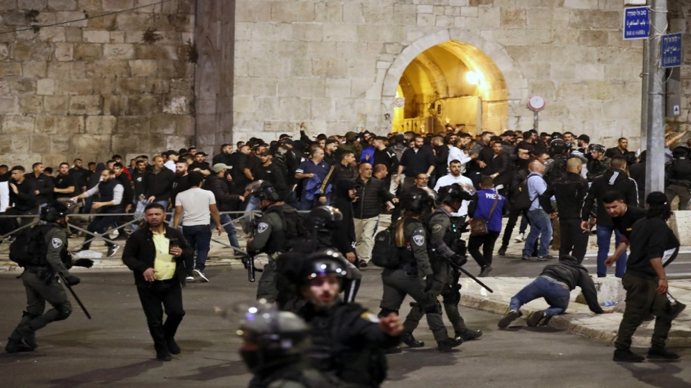 عشرات الإصابات باعتداء قوات الاحتلال الإسرائيلي على مشيّعي جثمان شهيد فلسطيني