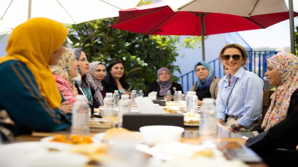 الملكة رانيا تطلع على برامج جمعية سيدات عجلون الخيرية