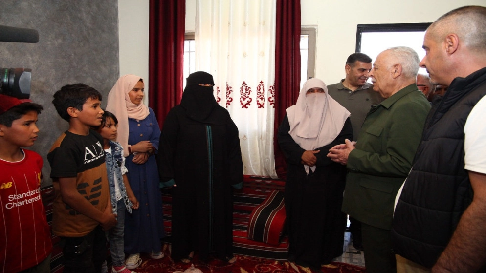 رئيس الديوان الملكي يفتتح ويتفقد مشاريع مبادرات ملكية بمحافظتي العقبة ومعان