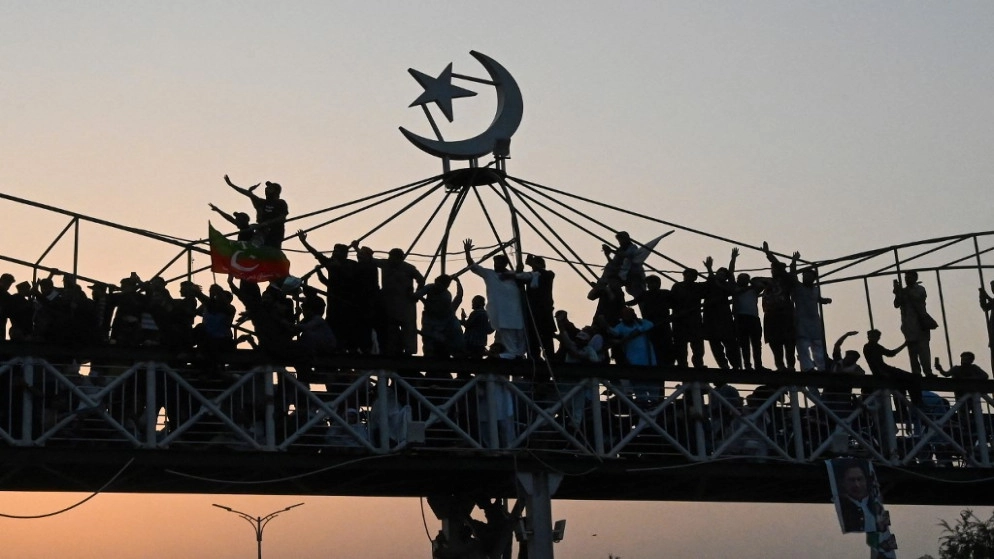 رئيس وزراء باكستان المعزول عمران خان يلغي مسيرة ويوجه إنذارا للسلطات