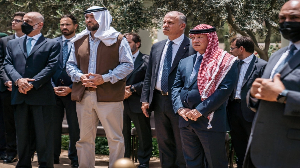 الملك وولي العهد يشاركان في تشييع جثمان والد الملكة رانيا العبدالله