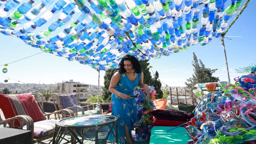 ماريا نيسان فنانة تحول النفايات البلاستيكية إلى لوحات تنبض بالحياة في الأردن