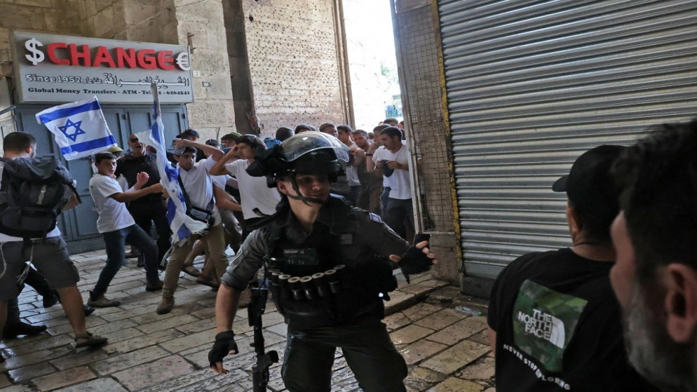 "مسيرة الأعلام" تقتحم البلدة القديمة في القدس وإصابة عشرات الفلسطينيين