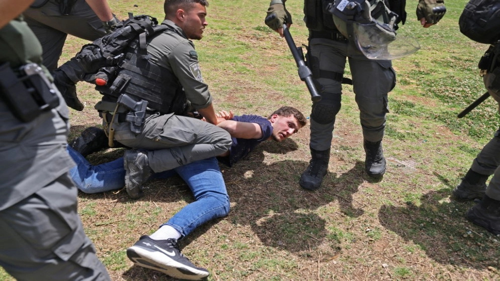 إصابات واعتقالات في قمع قوات الاحتلال الإسرائيلي مسيرة تحمل العلم الفلسطيني