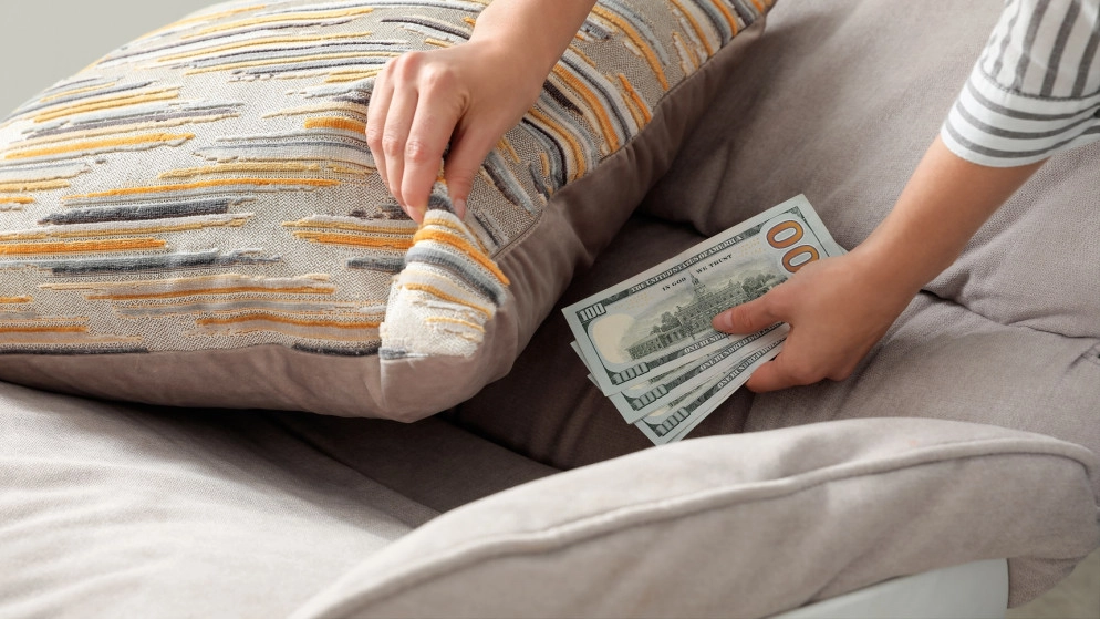 أميركية عثرت على 36 ألف دولار داخل وسادة فأعادت المبلغ إلى من قدم لها الأريكة