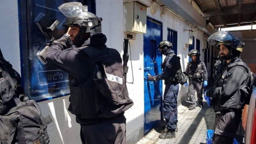 قوات قمع إسرائيلية تقتحم قسما في سجن "ريمون" وتنقل أسرى فلسطينيين إلى زنازين