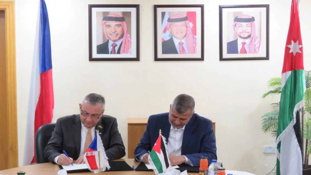 الأردن يوقع مذكرة تفاهم مع التشيك للتعاون في مجال الطاقة والتعدين