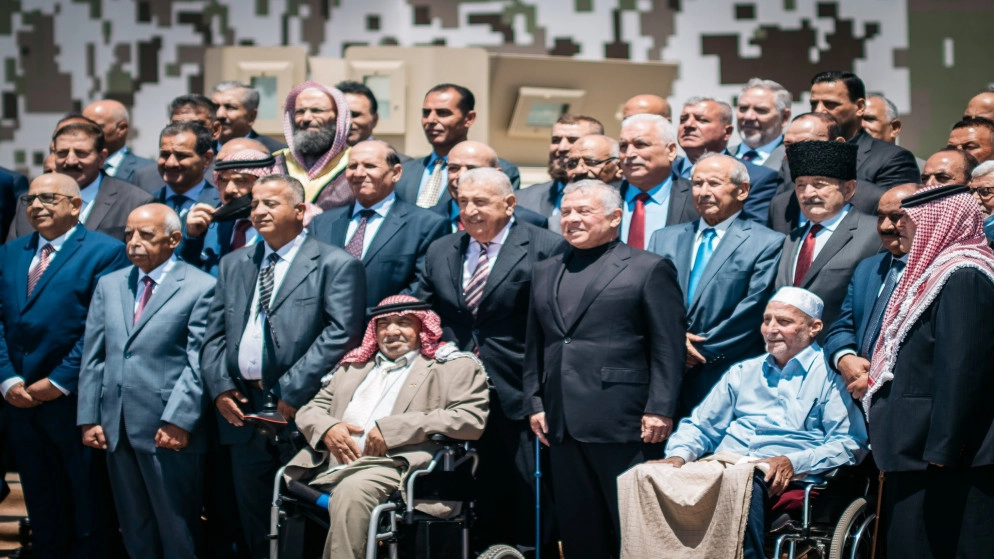 الملك يلتقي متقاعدين عسكريين