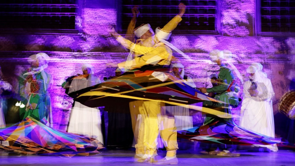 حكاية عرض "التنورة" المصري المستلهم من الممارسات الصوفية للدراويش