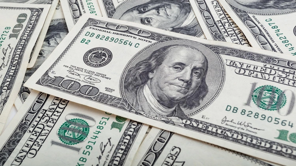 الدولار يرتفع مع ترقب بيانات التضخم واليورو يهبط بعد إعلان المركزي الأوروبي