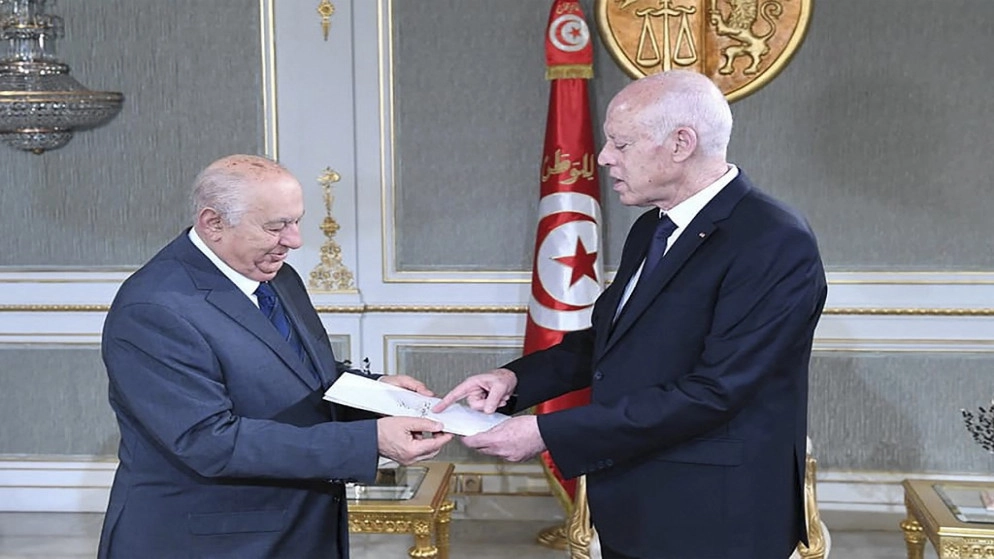 الرئيس التونسي يتسلم مشروع دستور جديد