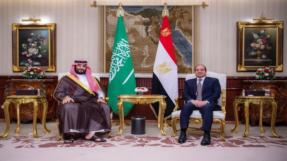 ولي العهد السعودي يصل إلى مصر في مستهل جولة إقليمية