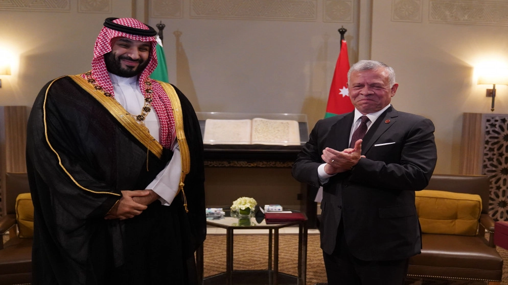الملك يمنح ولي العهد السعودي قلادة الحسين بن علي