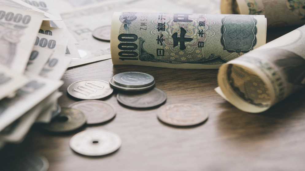 الين الياباني يهوي لأدنى مستوى في 24 عاما أمام الدولار الأميركي