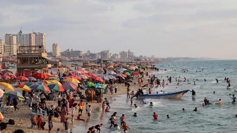 شواطئ غزة تجذب المصطافين بعد تخلصها من المياه العادمة