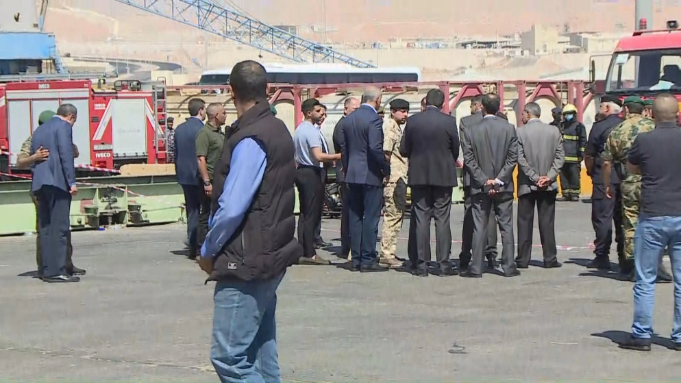 ولي العهد يتفقد مصابي حادثة العقبة في المستشفى الميداني
