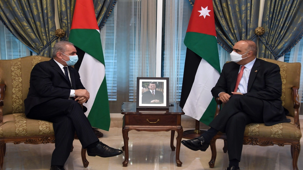 رئيس الوزراء يتلقى اتصالا هاتفيا من نظيره الفلسطيني يعرب فيه عن تعازيه بضحايا حادثة العقبة