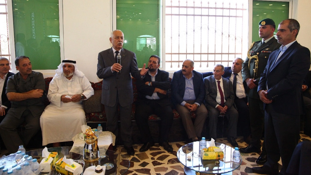 رئيس الديوان الملكي ينقل تعازي الملك إلى "ذوي شهداء الواجب" بحادثة العقبة
