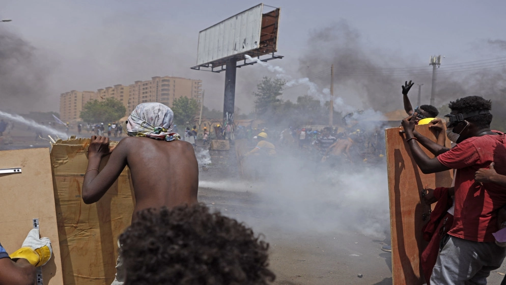 تظاهر السودانيين لليوم الرابع على التوالي في الخرطوم احتجاجاً على الحكم العسكري