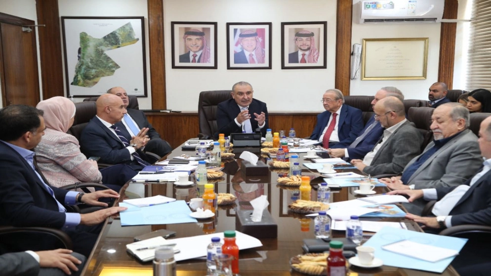 وزير التخطيط يلتقي جمعيتي "البنوك" و"رجال الأعمال" لمناقشة مسودة "تنظيم البيئة الاستثمارية"