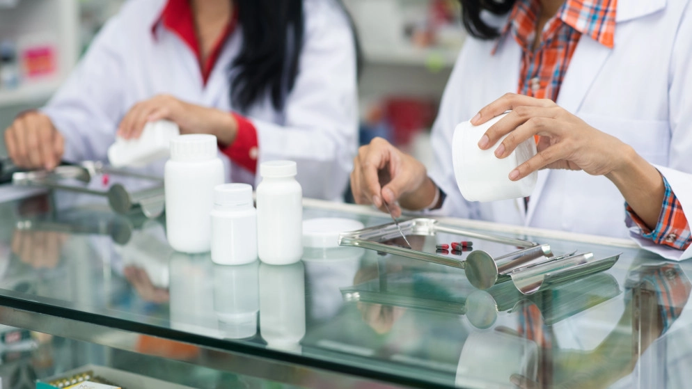 إيقاف قبول الطلبة تجسيرا في تخصصات الصيدلة في كل الجامعات
