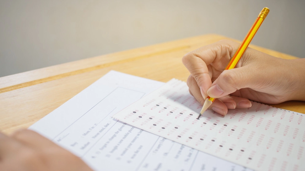 الاكتفاء بامتحانات اللغة الإنجليزية العالمية لأغراض القبول في الدراسات العليا