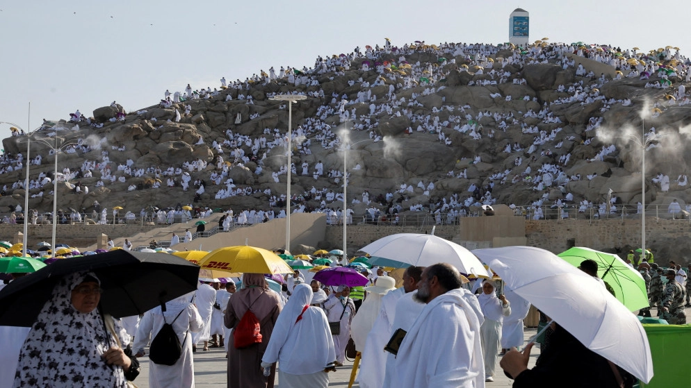 الحجاج يتوافدون على عرفات لأداء ركن الحج الأعظم