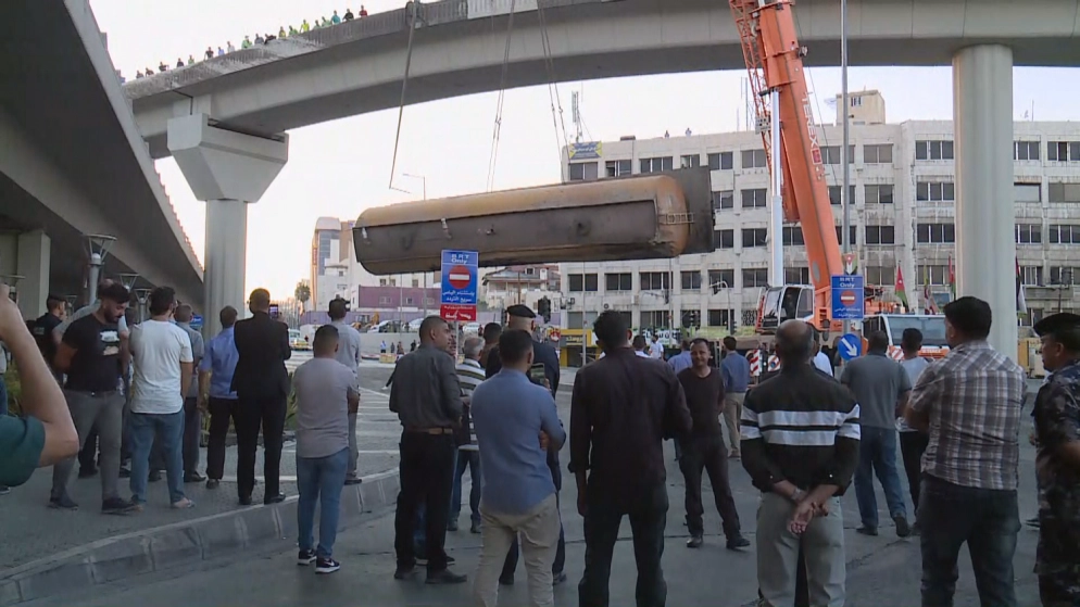 توقيف سائق صهريج تدهور على جسر دوار المدينة الرياضية لمدة 7 أيام