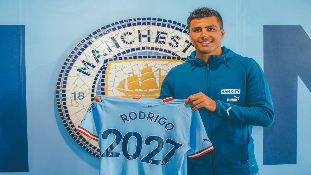 رودري يمدد عقده مع مانشستر سيتي حتى عام 2027