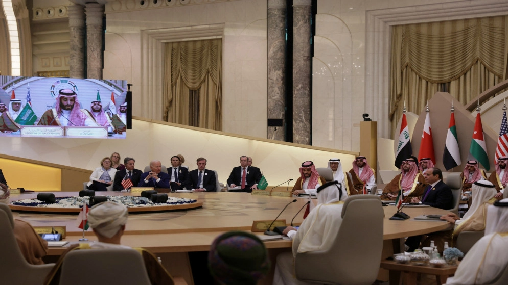ولي العهد السعودي يدعو إيران إلى التعاون مع دول المنطقة خلال انطلاق قمة جدة