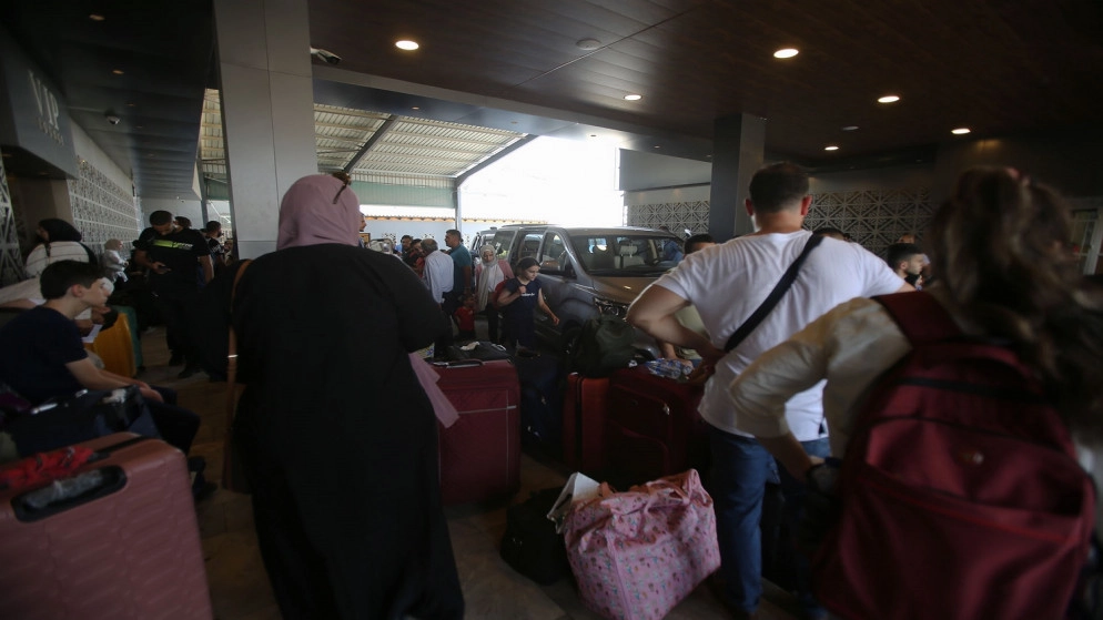 مطالب بتفعيل عمل المعابر المؤدية للأراضي الفلسطينية على مدار الساعة وشكاوى من اكتظاظ المسافرين