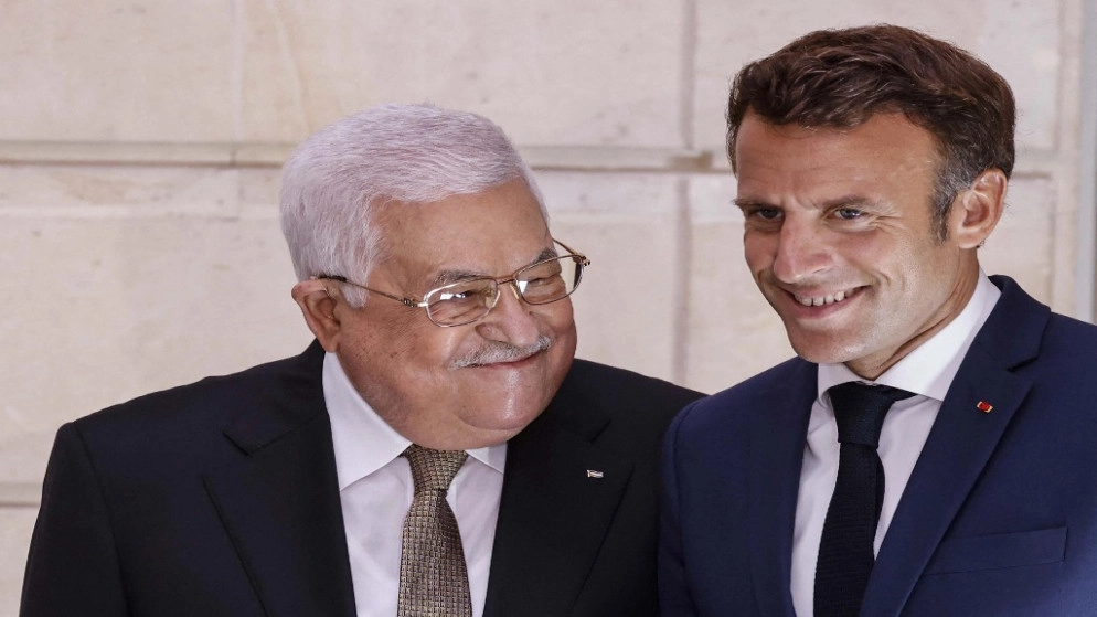 الرئيس الفلسطيني يحذر في باريس من "تآكل" حل الدولتين