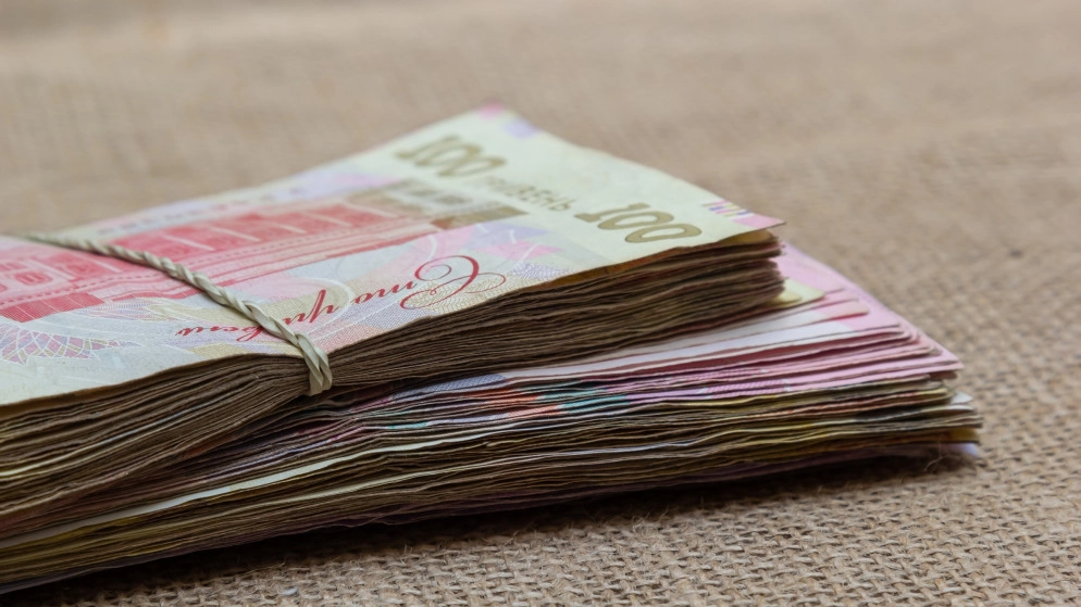 أوكرانيا تخفّض قيمة عملتها الوطنية بنسبة 25% على خلفية الحرب