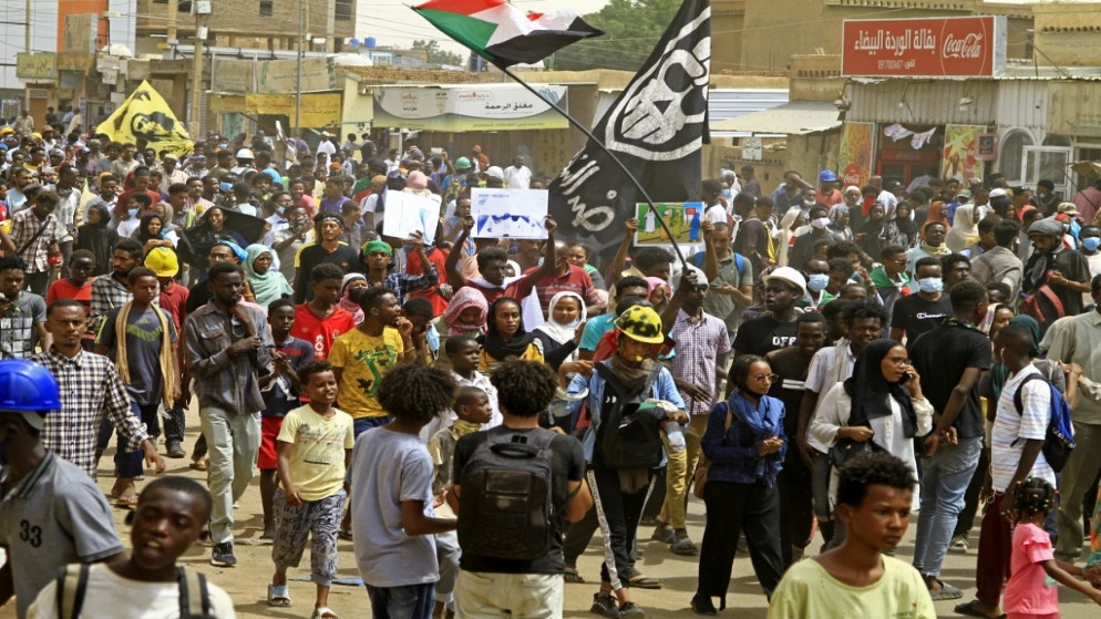 سودانيون يتظاهرون في العاصمة مطالبين بإنهاء الحكم العسكري