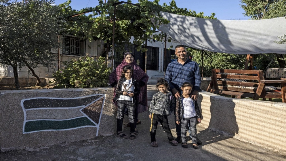 عائلة فلسطينية باتت محاصرة داخل مستوطنة بنيت على جزء من أراضيها