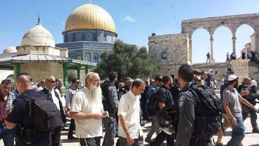 عشرات المستوطنين يقتحمون المسجد الأقصى وينفذون جولات استفزازية في باحاته