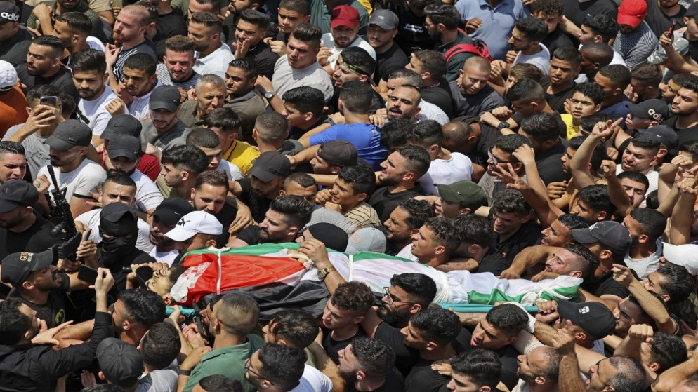 آلاف الفلسطينيين يشيعون شهداء نابلس الثلاثة وسط غضب عارم