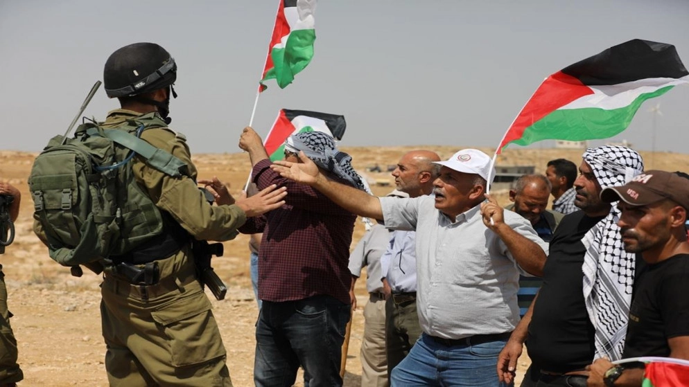 الاحتلال الإسرائيلي يضع مكعبات إسمنتية على المدخل الرئيسي لمسافر يطا تمهيدا لعزلها