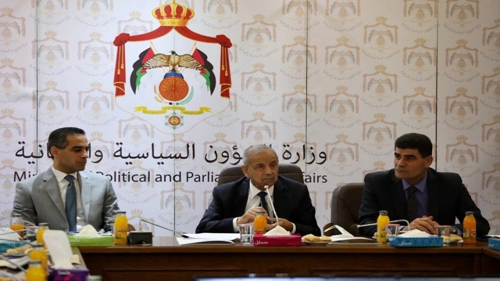 وزير الشؤون السياسية المُكلف يدعو لضرورة خلق مشاريع مشتركة بين المحافظات