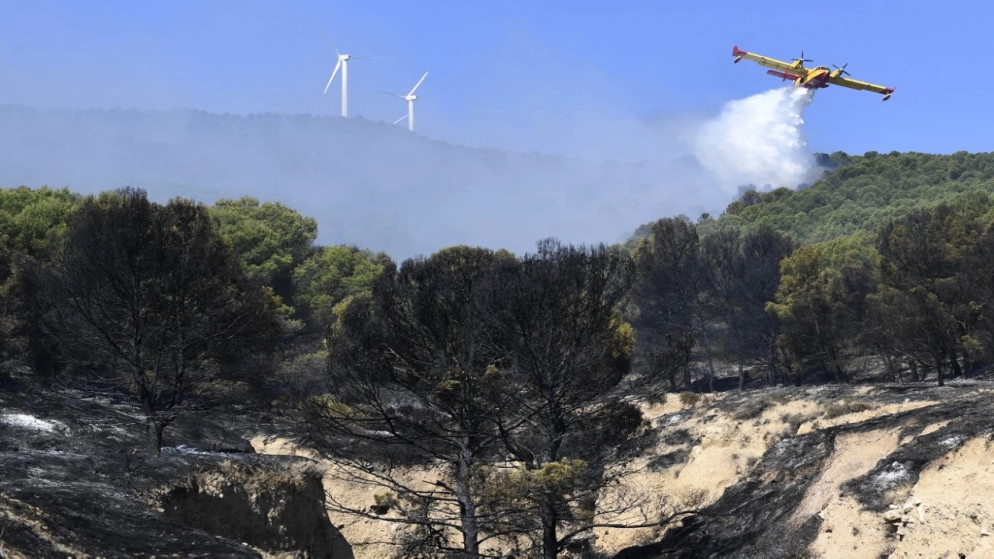 إسبانيا تكافح حريق غابات تؤججه الرياح