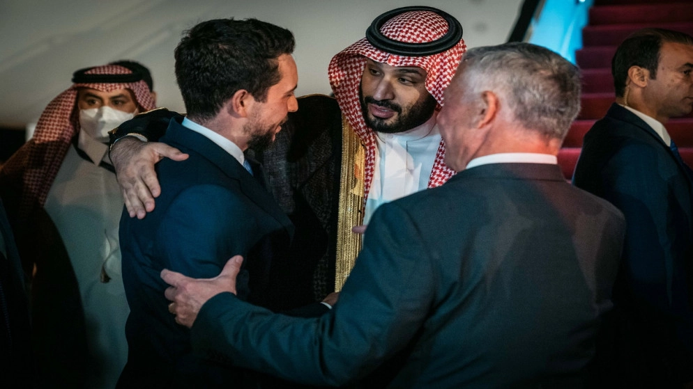 الأمير محمد بن سلمان يهنئ ولي العهد بمناسبة خطوبته